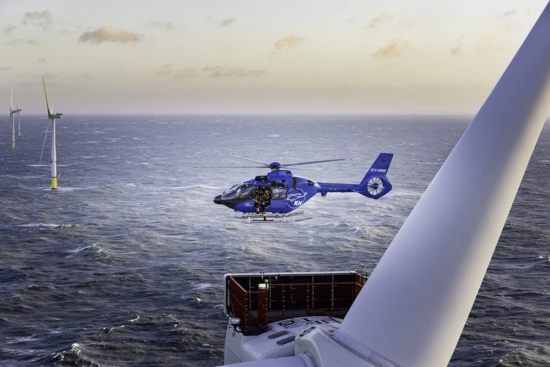 Helicptero de KN Helicopters junto a un molino elico. Foto: Avincis