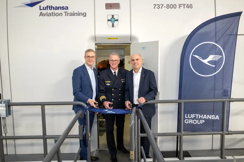 Momento de la inauguracin de simulador del P-8A Poseidn que ya se utiliza para formar a los primeros pilotos de la Marina alemana. Foto: Lufthansa Aviation Training