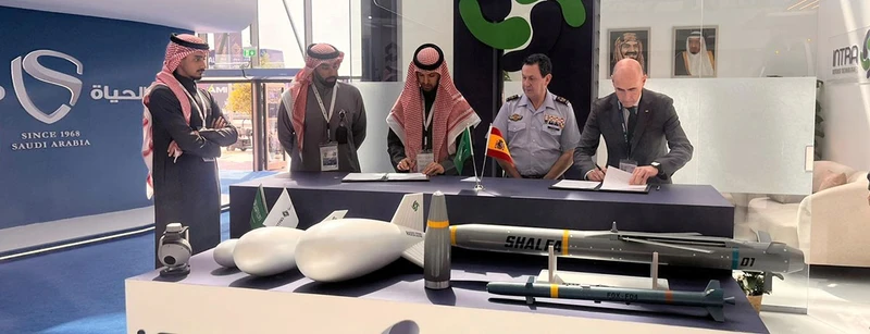 Aertec y la saud� Intra Defense firmaron un acuerdo de colaboraci�n estrat�gica. 6 Indra adquiri� la divisi�n de UAV de Aertec.