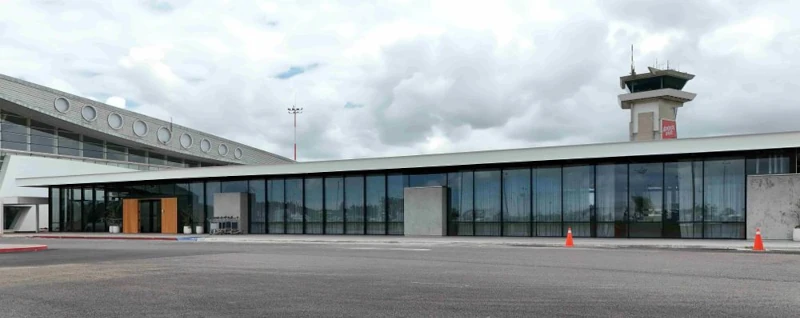 Exterior de la nueva terminal ejecutiva del aeropuerto de Punta del Este.