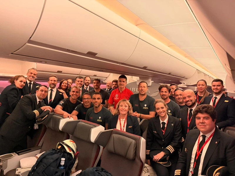 Equipos multidisciplinares de especialistas en rescates de diferentes provincias españolas que viajaron a Venezuela para ayudar tras los terremotos, junto a la tripulación del avión. Foto: Iberia