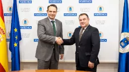 scar Garca, rector de la UPM, y Carlos San Jos (izq.) junto al decano del COPAC tras la firma del convenio.