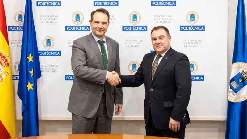 scar Garca, rector de la UPM, y Carlos San Jos (izq.) junto al decano del COPAC tras la firma del convenio.