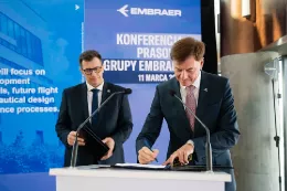 Sylwester Wyka, director en funciones de Łukasiewicz  ILOT (Izq.), y Francisco Gomes Neto, consejero delegado de Embraer, durante la firma del memorando de entendiemnto. Foto: Embraer