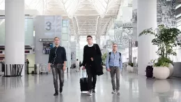 Fundadores de AirHelp en un aeropuerto. Foto: AirHelp