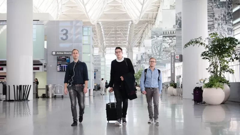 Fundadores de AirHelp en un aeropuerto. Foto: AirHelp