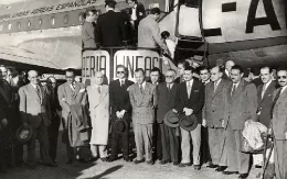 Foto histrica del primer viaje areo de Iberia de Madrid a Ciudad de Mxico en un  avin Douglas DC-4. Foto: Iberia