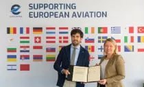 Anna von Groote, directora general de Eurocae, junto a Ral Medina, director general de Eurocontrol, tras la firma del MoC entre ambas entidades.