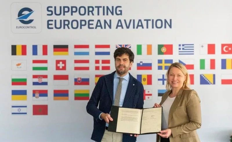 Anna von Groote, directora general de Eurocae, junto a Ral Medina, director general de Eurocontrol, tras la firma del MoC entre ambas entidades.