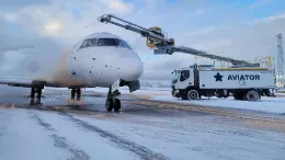 Operarios de Aviator Airport Alliance realizando labores de deshielo y antihielo