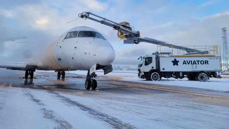 Operarios de Aviator Airport Alliance realizando labores de deshielo y antihielo