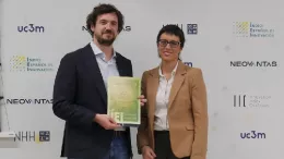 Martn Beitia, mnager de Innovacin, Diseo y Research de Iberia y Cristina Castejn, vicerrectora adjunta de Emprendimiento de la Universidad Carlos III, durante la entrega del galardn.