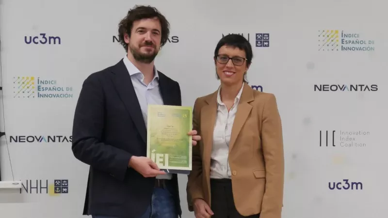 Martn Beitia, mnager de Innovacin, Diseo y Research de Iberia y Cristina Castejn, vicerrectora adjunta de Emprendimiento de la Universidad Carlos III, durante la entrega del galardn.