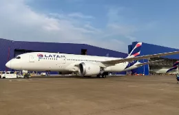 Aeronave de Latam en pista. Foto: Latam