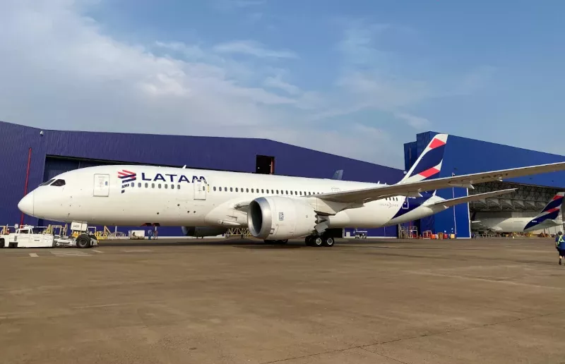 Aeronave de Latam en pista. Foto: Latam