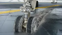 Rueda de avin hundida en un sistema de frenado de emergencia EMAS. Foto: FAA