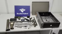 Piezas de fusiles incautados en Material incautado en el Aeropuerto Internacional de Viracopos (Campinas, So Paulo).