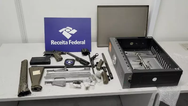 Piezas de fusiles incautados en Material incautado en el Aeropuerto Internacional de Viracopos (Campinas, So Paulo).