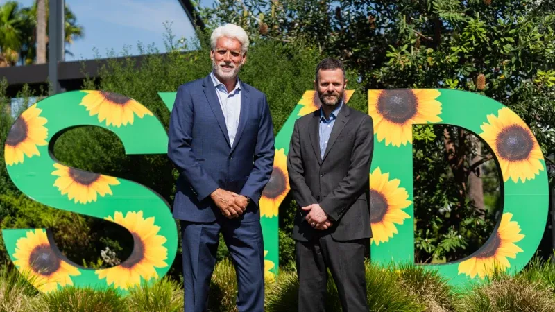 El director ejecutivo del Aeropuerto de Sdney, Scott Charlton, da la bienvenida al director ejecutivo de ACL, Neil Garwood. Foto: ACL