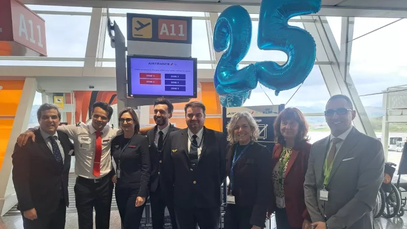 Equipo de Air France en Bilbao junto a tripulacin y directivos de Aena. Foto: Air France