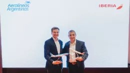 Fabin Lombardo (derecha), presidente y gerente general de Aerolneas Argentinas junto a Marco Sansavini, consejero delegado de Iberia. Foto: Iberia
