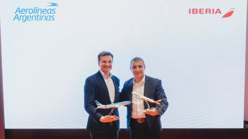 Fabin Lombardo (derecha), presidente y gerente general de Aerolneas Argentinas junto a Marco Sansavini, consejero delegado de Iberia. Foto: Iberia