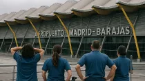 Imagen de operarios de limpieza en la Terminal 4 del Aeropuerto de Madrid Barajas generada con IA.