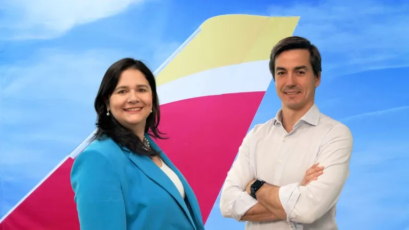 Nueva directora de Clientes Beatriz Guilln, junto a Diego Fernndez Ortiz, nuevo director de Estrategia, Transformacin y Sostenibilidad. Foto: Iberia.