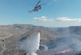 Un helicptero Sper Puma descargando agua sobre un incendio forestal. Foto: INFOCA