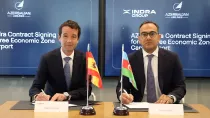 Firma del acuerdo entre Indra y Azerbaijan Airlines con ngel Escribano, presidente ejecutivo de Indra Group, a la izquierda, y Farhan Guliyev, asesor del presidente de Azerbaijan Airlines.