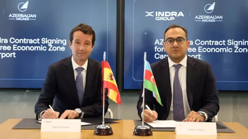 Firma del acuerdo entre Indra y Azerbaijan Airlines con ngel Escribano, presidente ejecutivo de Indra Group, a la izquierda, y Farhan Guliyev, asesor del presidente de Azerbaijan Airlines.