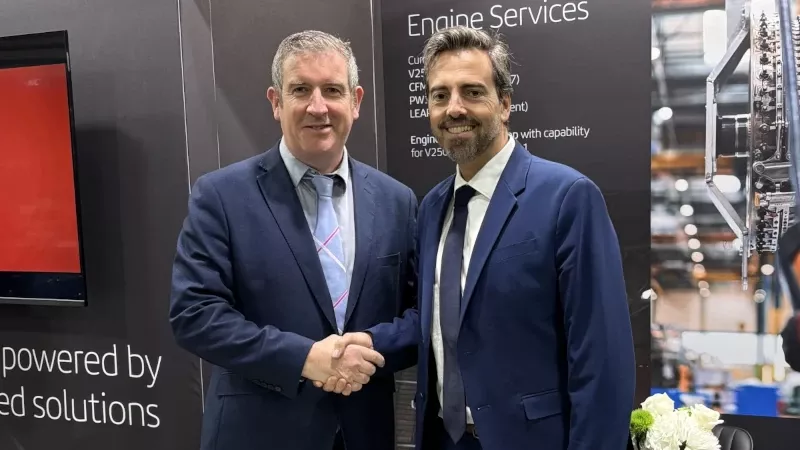 James Bennett (izquierda), director Comercial de AerFin y Julin Lpez Lorite, director Comercial de Iberia Mantenimiento, tras la firma del acuerdo. Foto: Iberia