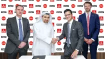 Badr Abbas (segundo por la izquierda), vicepresidente snior de Emirates SkyCargo, y Pete Chareonwongsak, consejero delegado de Teleport tras la firma del acuerdo de colaboracin. Foto: Emirates