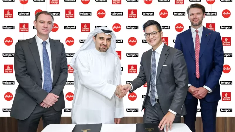 Badr Abbas (segundo por la izquierda), vicepresidente snior de Emirates SkyCargo, y Pete Chareonwongsak, consejero delegado de Teleport tras la firma del acuerdo de colaboracin. Foto: Emirates