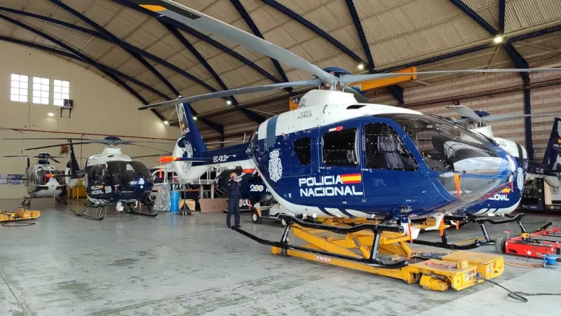 Helicpteros Airbus EC135 de la unidad area de la Polica Nacional en un hangar.