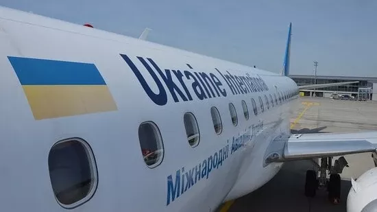 Avin Embraer E190E1 con la decoracin de Ukraine Airlines. 