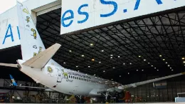 Aeronave Boeing 737 de FlyBondi en su primera intervencin en las instalaciones de FADEA en Crdoba (Argentina).