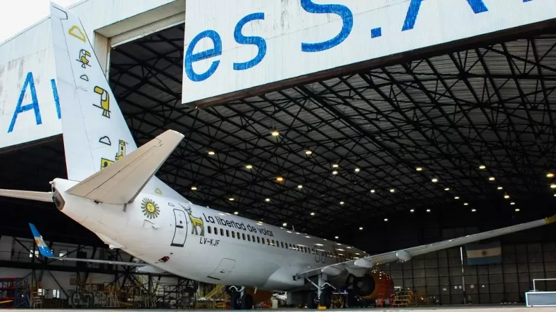 Aeronave Boeing 737 de FlyBondi en su primera intervencin en las instalaciones de FADEA en Crdoba (Argentina).