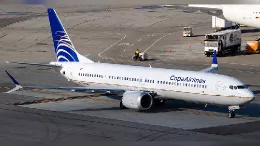 Aeronave de Copa Airlines en pista.