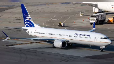 Aeronave de Copa Airlines en pista.
