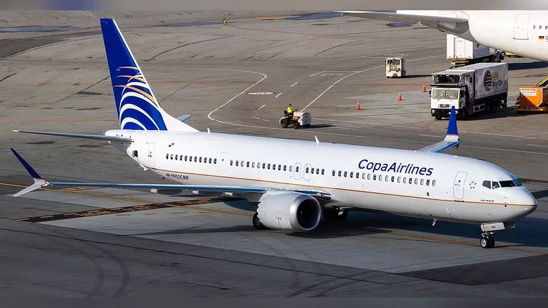 Aeronave de Copa Airlines en pista.