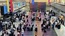 Interior de aeropuerto venezolano.