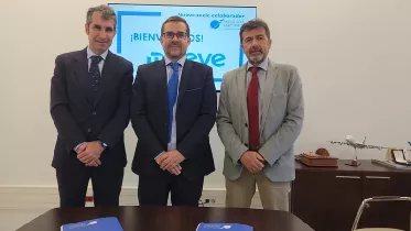 De izq, a dcha., lvaro Macarro, director de Aviacin Sostenible de Moeve; Jos Javier Alonso Membrives, secretario general de Industria y Minas de la Junta de Andaluca, y Juan Romn, Director Gerente de Andaluca Aerospace. Foto: Andaluca Aerospace
