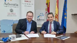 Juan Manuel Corchado (derecha), presidente de Adventia, durante la firma del acuerdo con AFA.