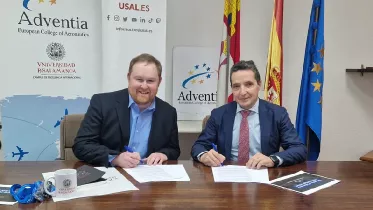 Juan Manuel Corchado (derecha), presidente de Adventia, durante la firma del acuerdo con AFA.
