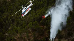 Helicptero de Avincis apagando un incendio. Foto: Avincis