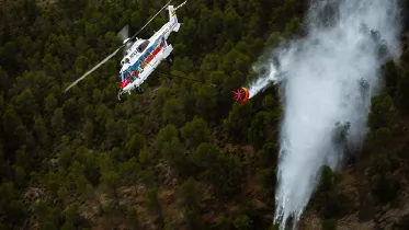 Helicptero de Avincis apagando un incendio. Foto: Avincis