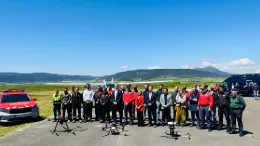 Drones y participantes en la demostracin de la integracin de drones y aviacin tripulada en emergencias en Lumbier. 