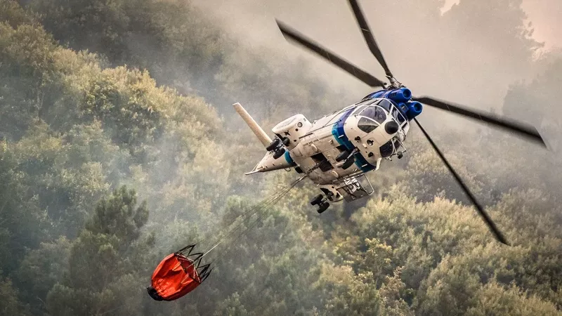 Helicptero apagafuegos. Foto: Ataire