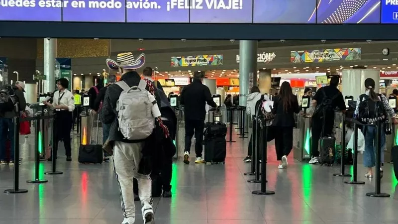 Viajeros en un aeropuerto.
